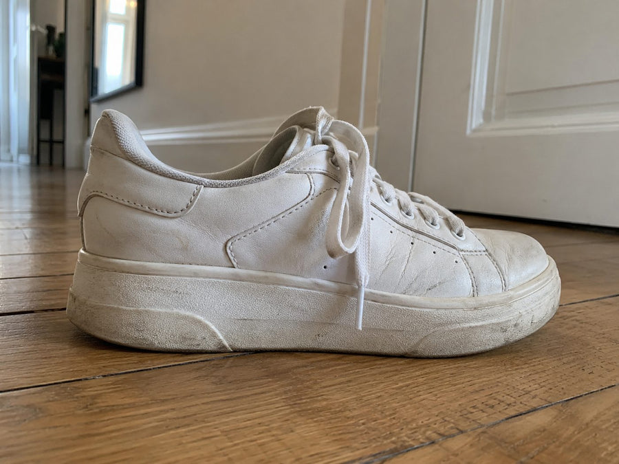 Une basket de tous les jours vue de profil, son talon surélevé visible