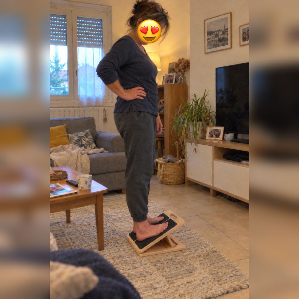 Une planche inclinée posée devant une télévision, dans un salon